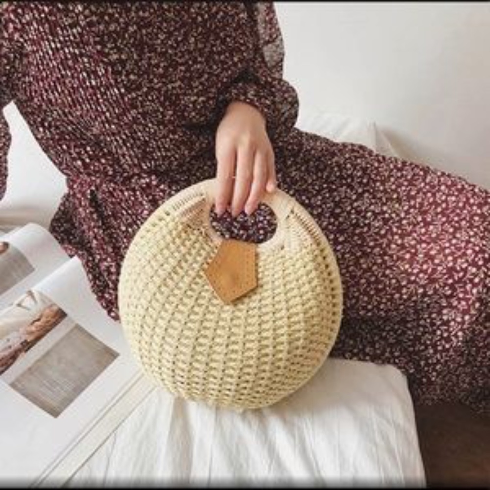 Shell Woven Straw Rattan Clutch